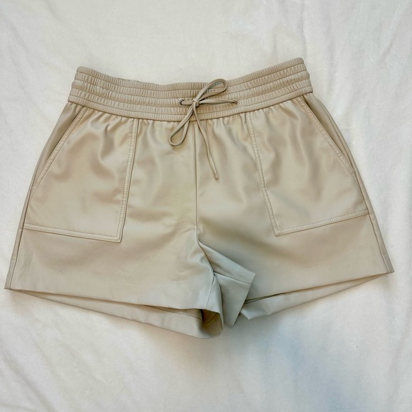 Express Super High Waisted Faux Leather Pull On Shorts Size L - Picture 2 of 2